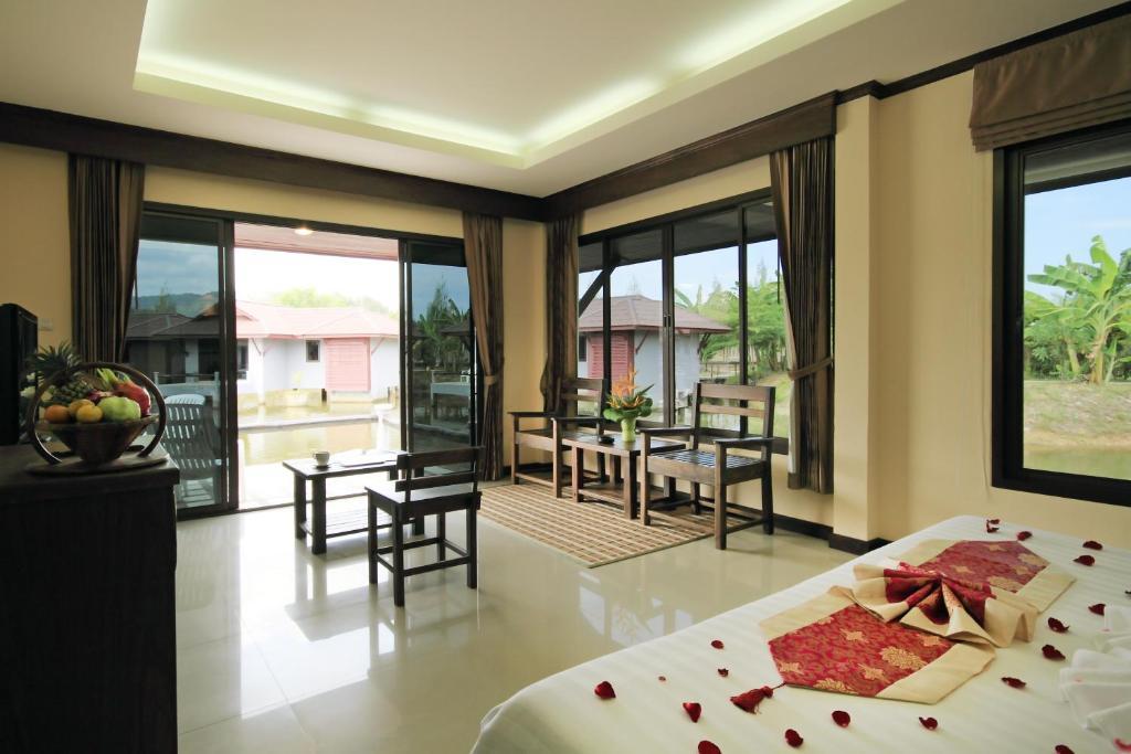 The Villa Laemhin Lagoon Resort 푸껫 외부 사진