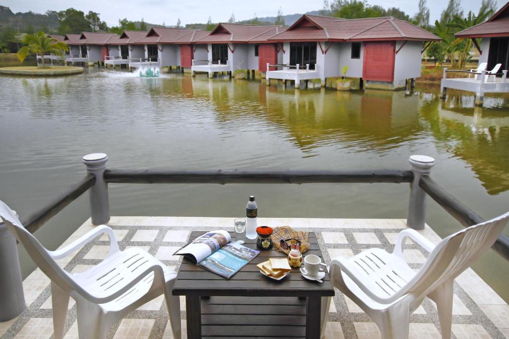 The Villa Laemhin Lagoon Resort 푸껫 외부 사진