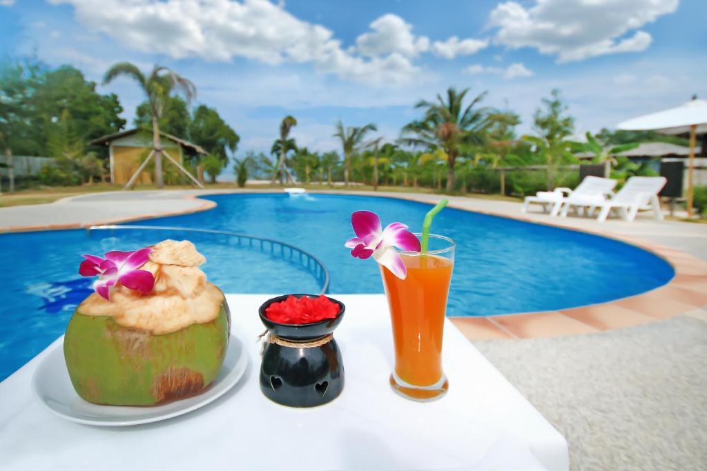 The Villa Laemhin Lagoon Resort 푸껫 외부 사진