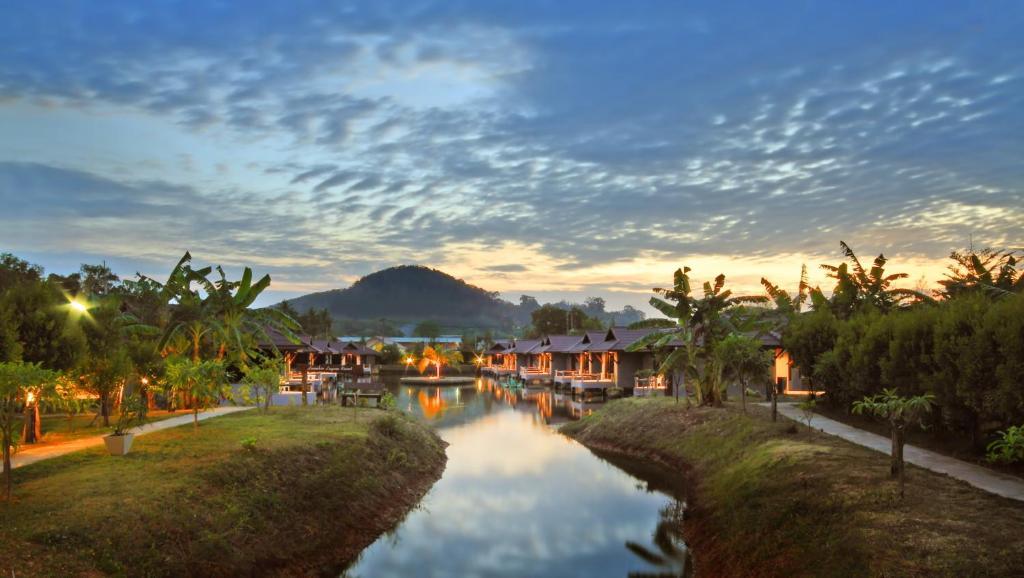 The Villa Laemhin Lagoon Resort 푸껫 외부 사진
