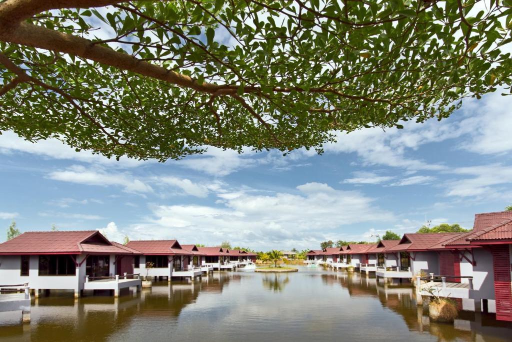 The Villa Laemhin Lagoon Resort 푸껫 외부 사진