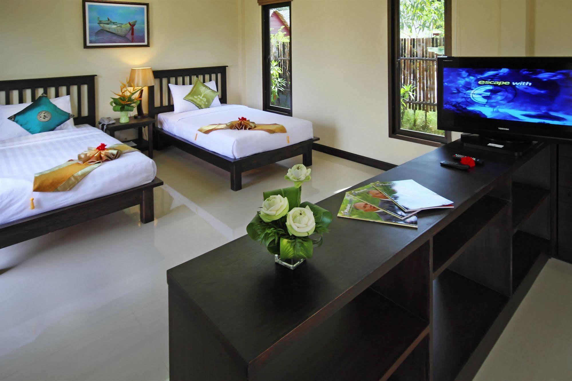 The Villa Laemhin Lagoon Resort 푸껫 외부 사진