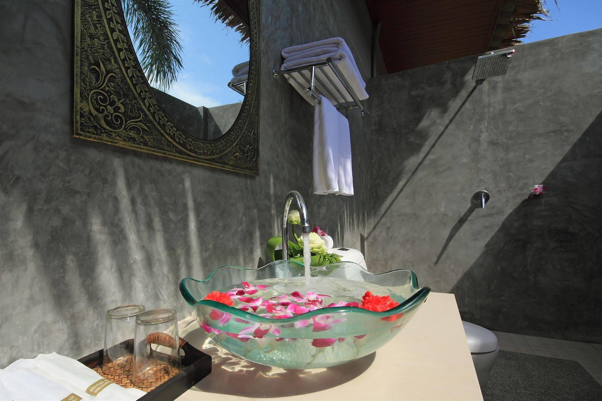 The Villa Laemhin Lagoon Resort 푸껫 외부 사진