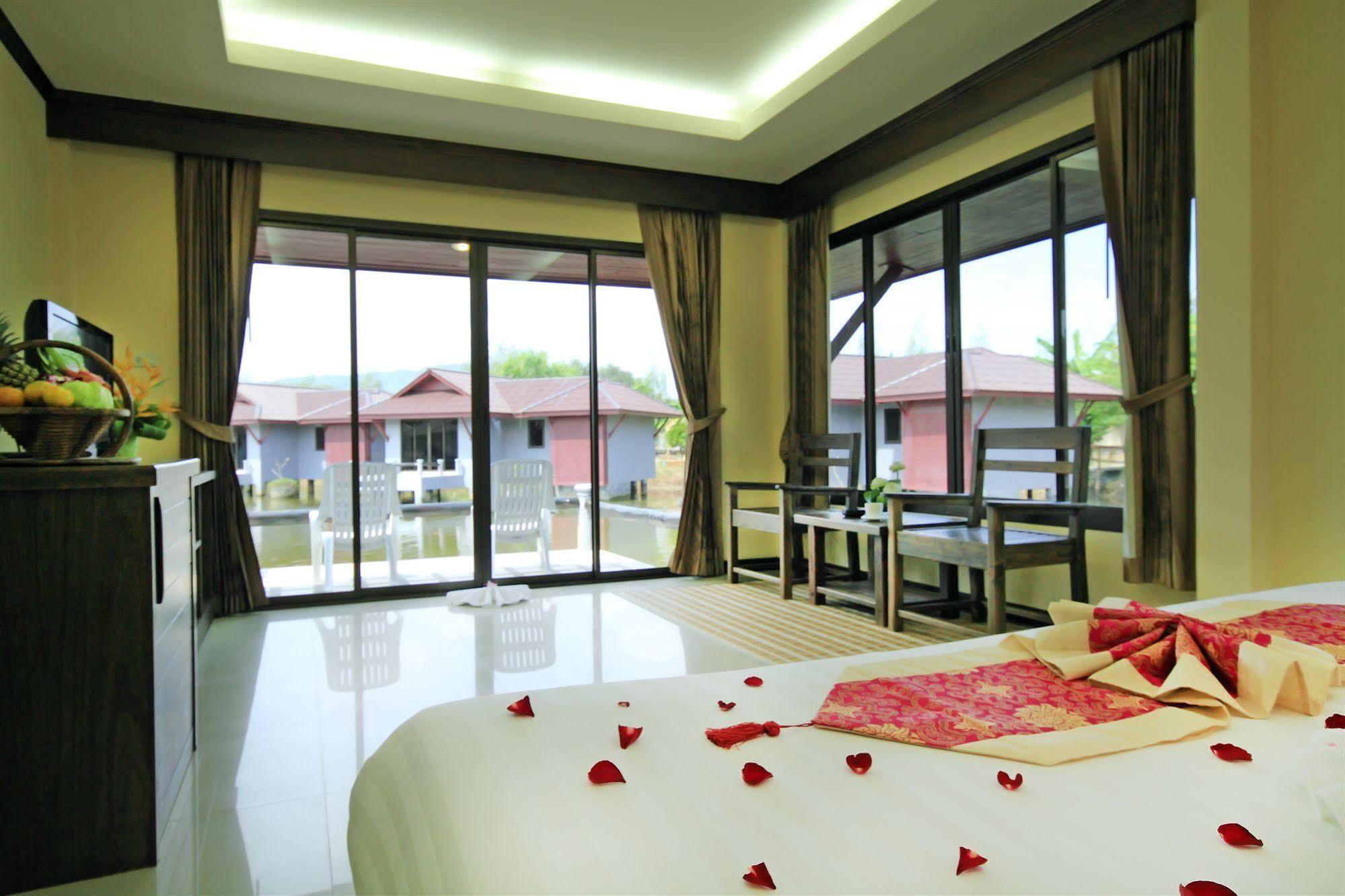 The Villa Laemhin Lagoon Resort 푸껫 외부 사진