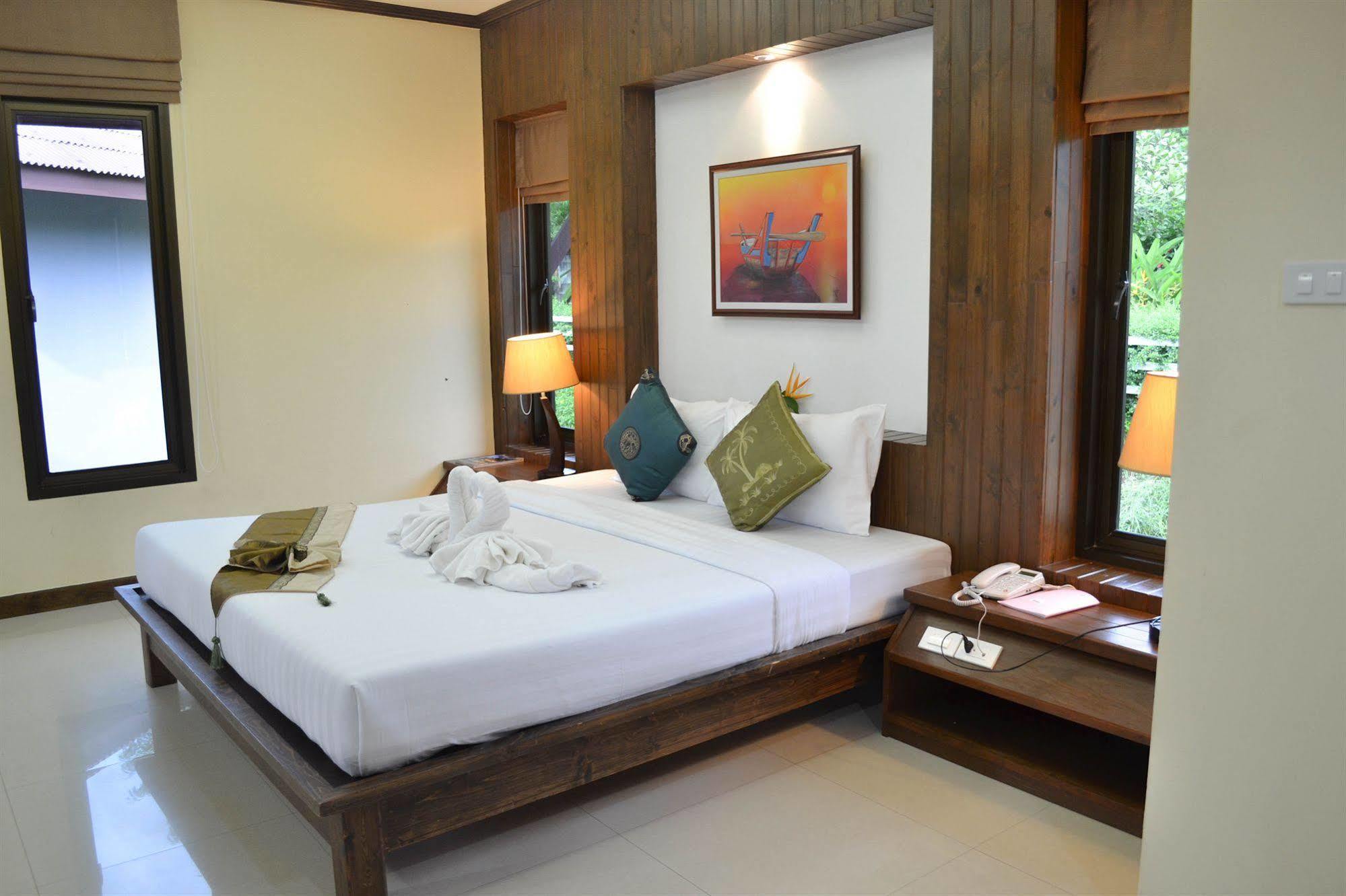 The Villa Laemhin Lagoon Resort 푸껫 외부 사진