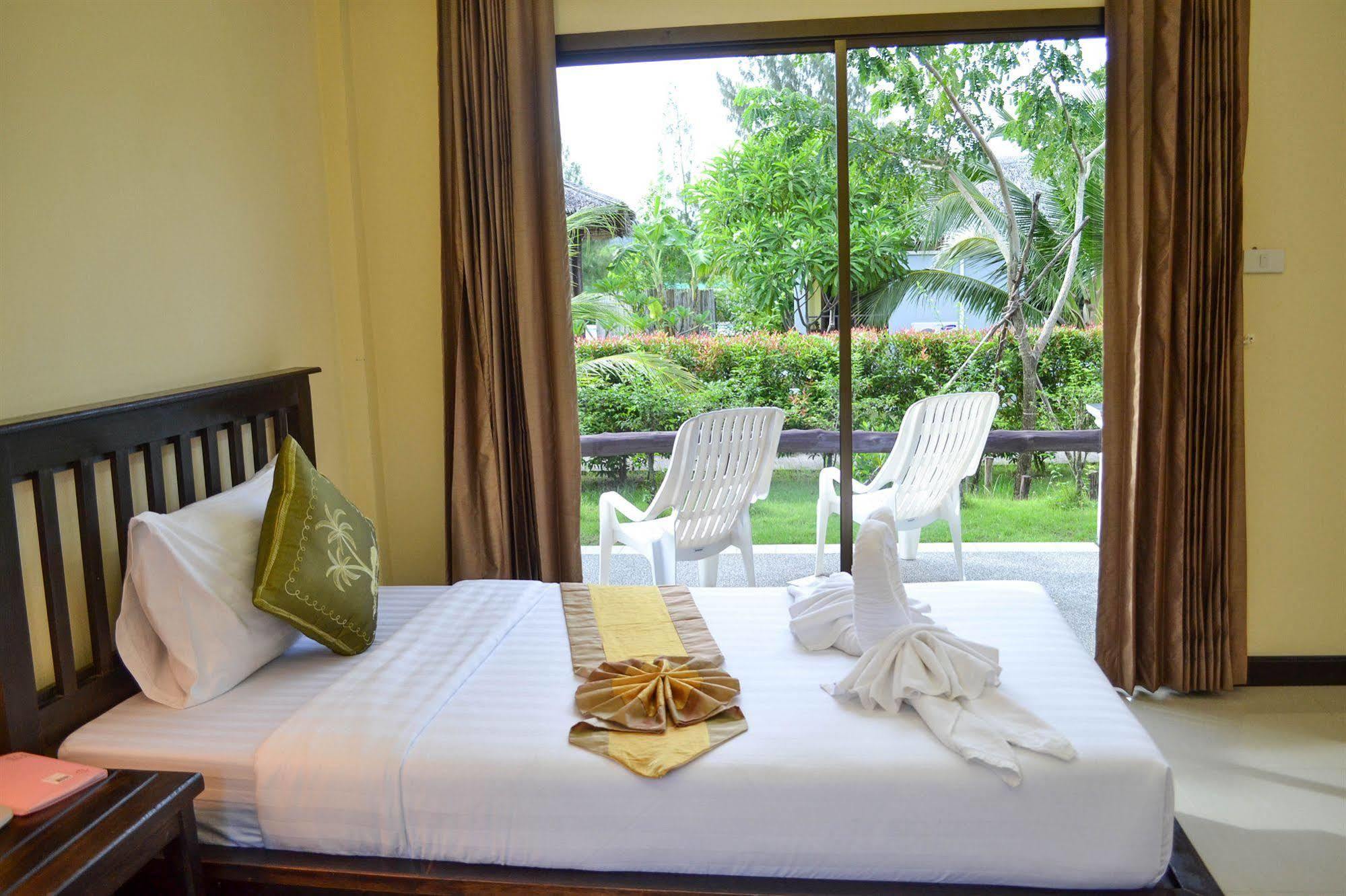 The Villa Laemhin Lagoon Resort 푸껫 외부 사진