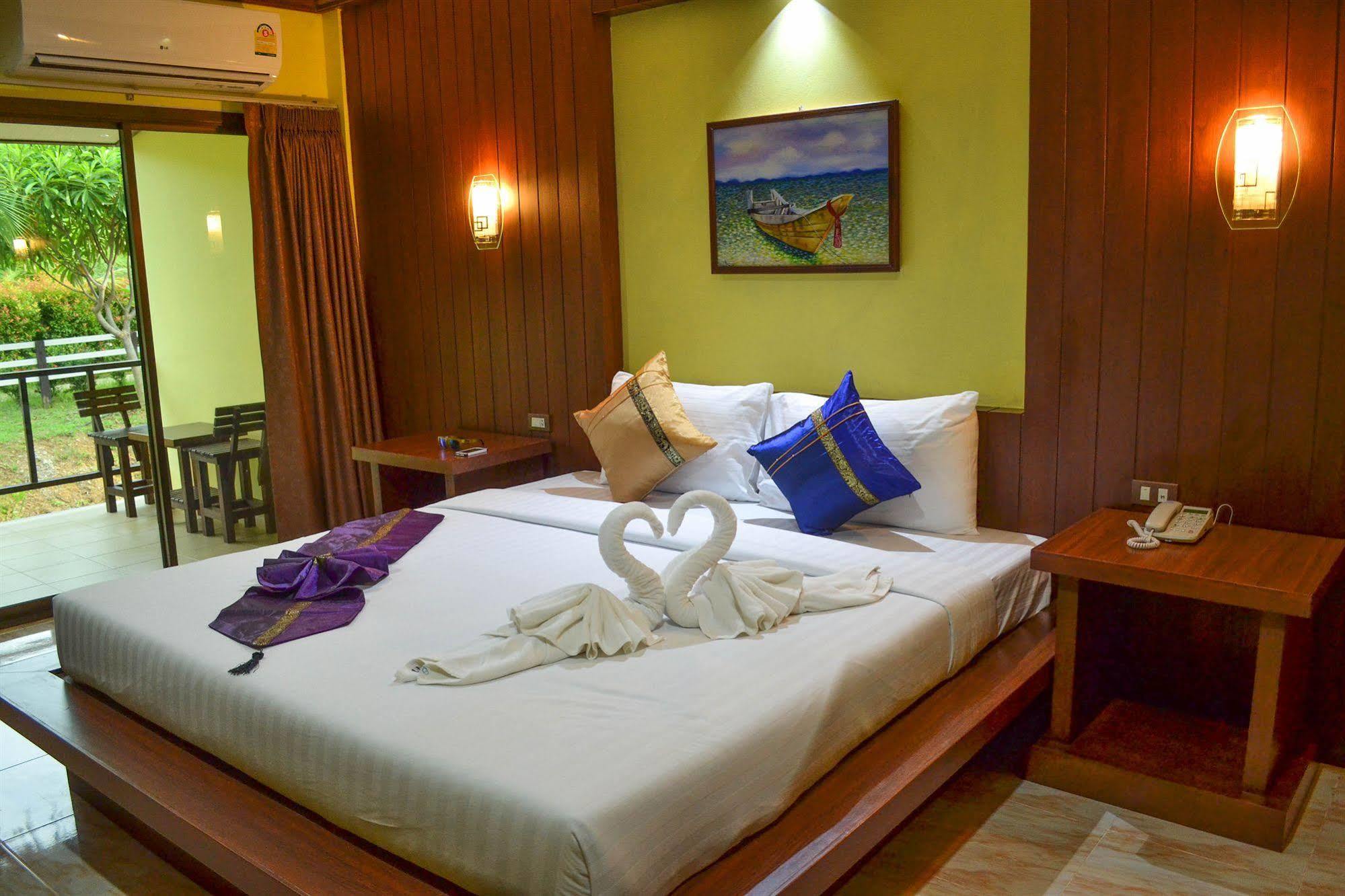 The Villa Laemhin Lagoon Resort 푸껫 외부 사진