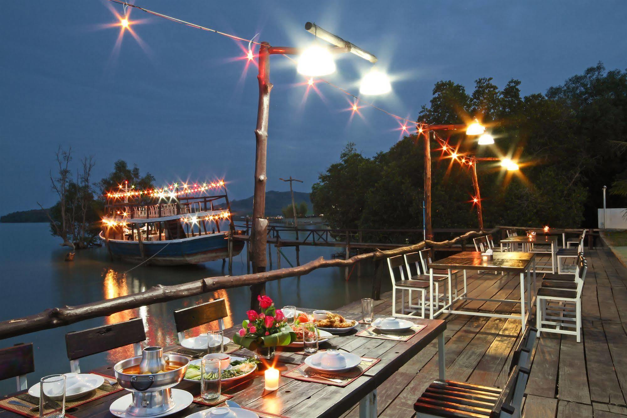 The Villa Laemhin Lagoon Resort 푸껫 외부 사진