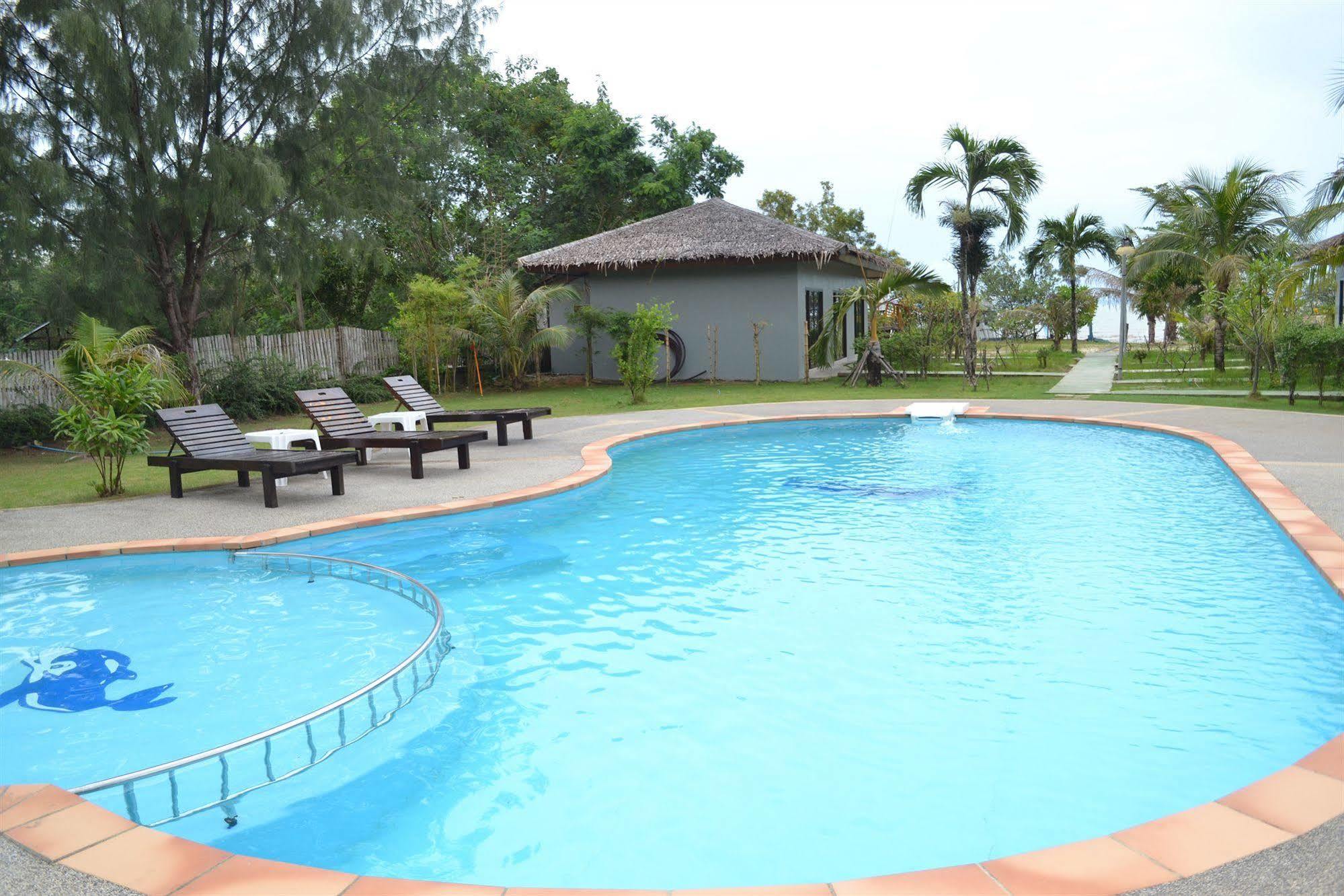 The Villa Laemhin Lagoon Resort 푸껫 외부 사진