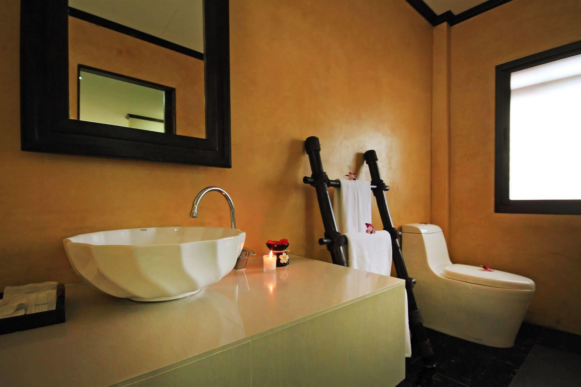 The Villa Laemhin Lagoon Resort 푸껫 외부 사진