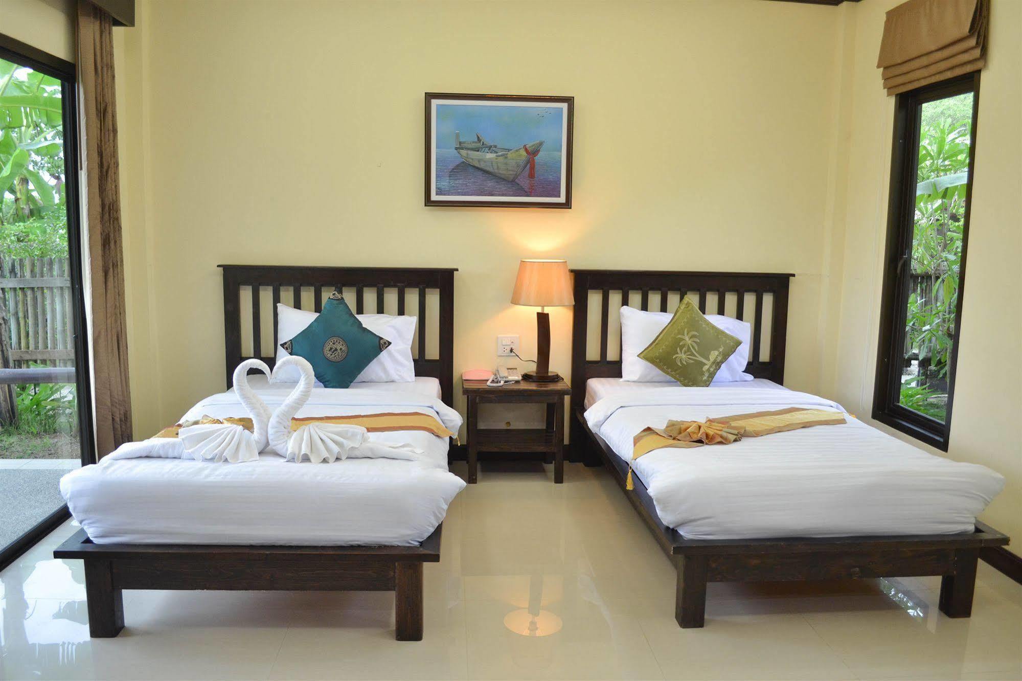 The Villa Laemhin Lagoon Resort 푸껫 외부 사진