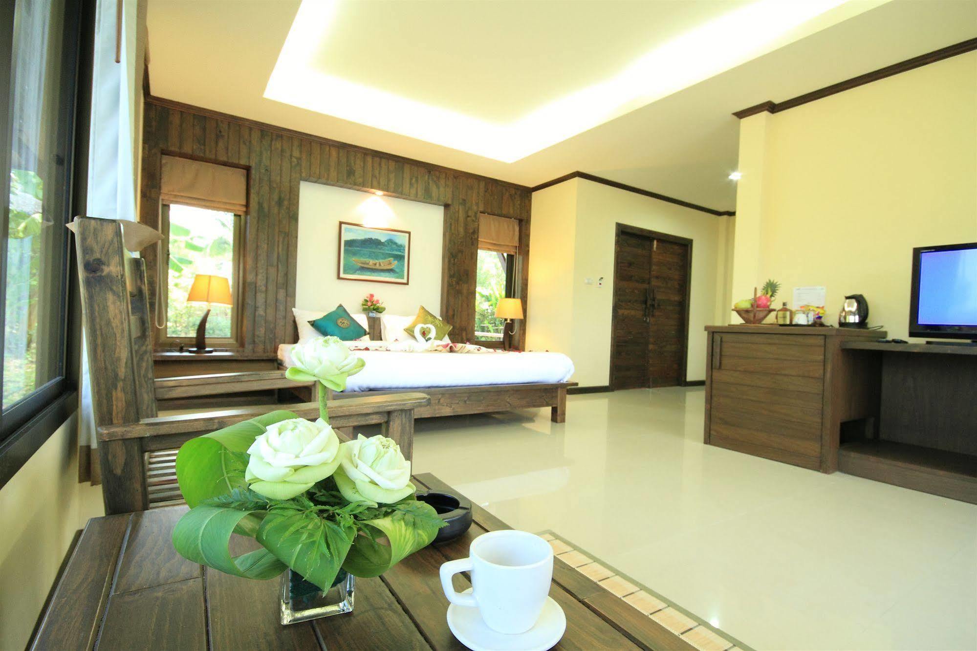 The Villa Laemhin Lagoon Resort 푸껫 외부 사진